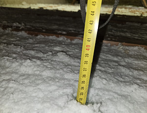 Zateplení stropu rodinného domu pomocí foukané izolace